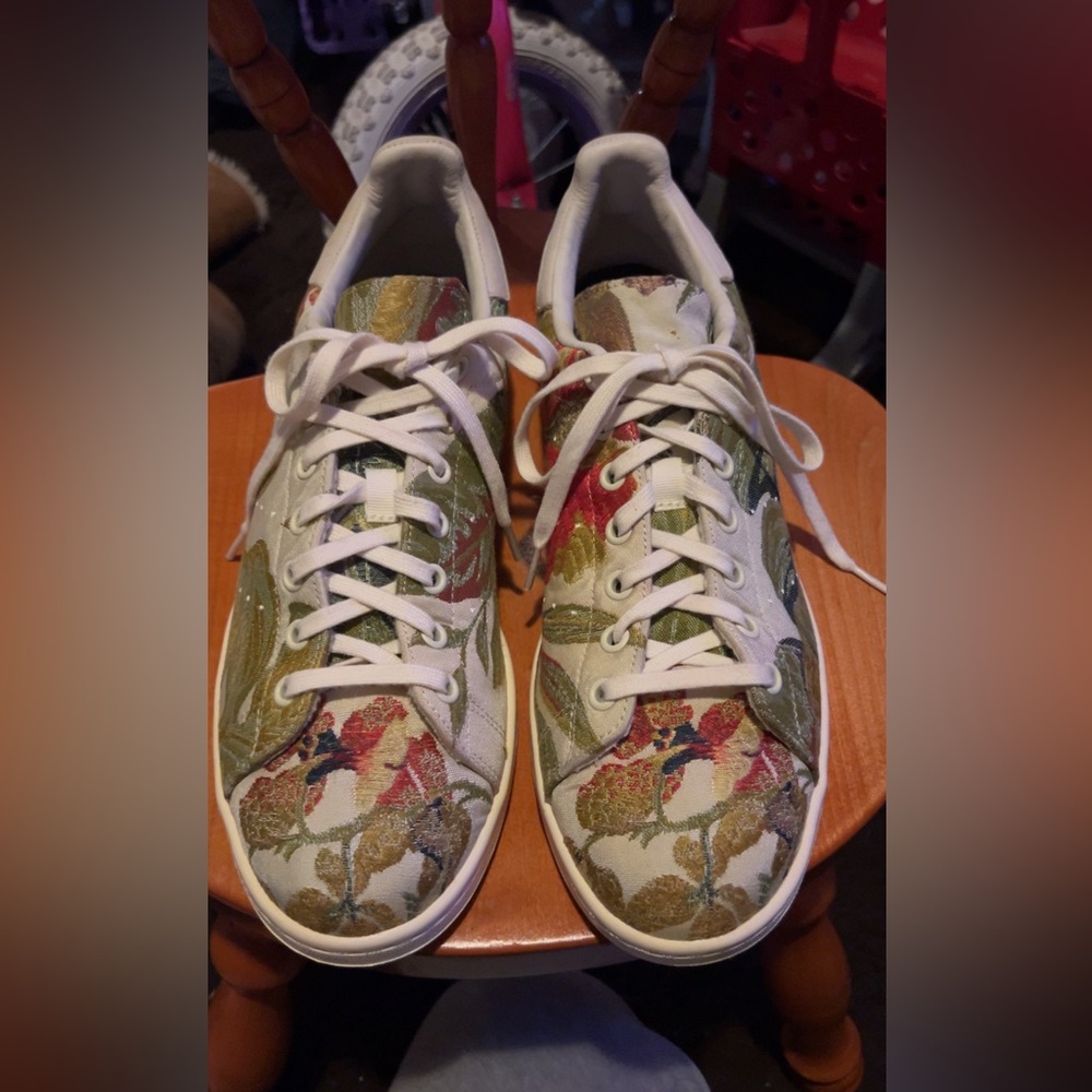 Floral Embroidered Low-Top Sneakers - White/Green/Tan